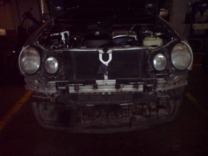 Montering af nye lygter Mercedes W210 - Et andet billede uden kofanger ! billede 2
