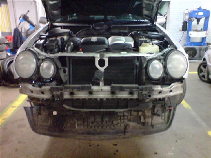 Montering af nye lygter Mercedes W210 - Endnu et billede uden kofanger og de gamle lygter ! billede 3