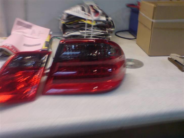 Montering af nye lygter Mercedes W210 - De nye lygter med LED billede 7