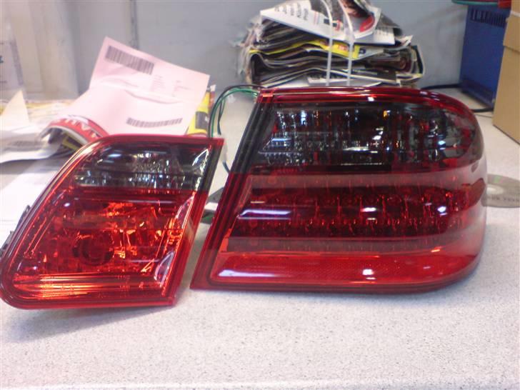 Montering af nye lygter Mercedes W210 - Nye lygter med LED billede 8