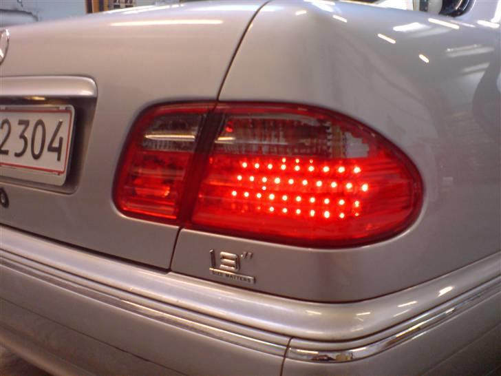 Montering af nye lygter Mercedes W210 - Anden vinkel med LED billede 12