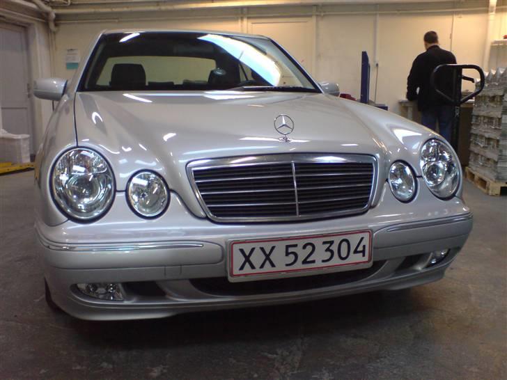 Montering af nye lygter Mercedes W210 - Nye forlygter monteret ! billede 14