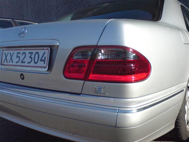 Montering af nye lygter Mercedes W210 - Nye baglygter i sollys så man kan se crystal look ! billede 15