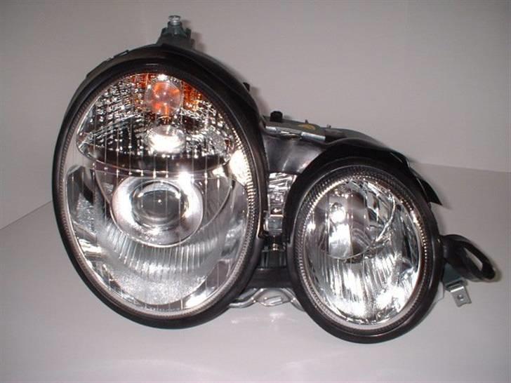 Montering af nye lygter Mercedes W210 - De ny forlygter i klarglas og med linser ! billede 16