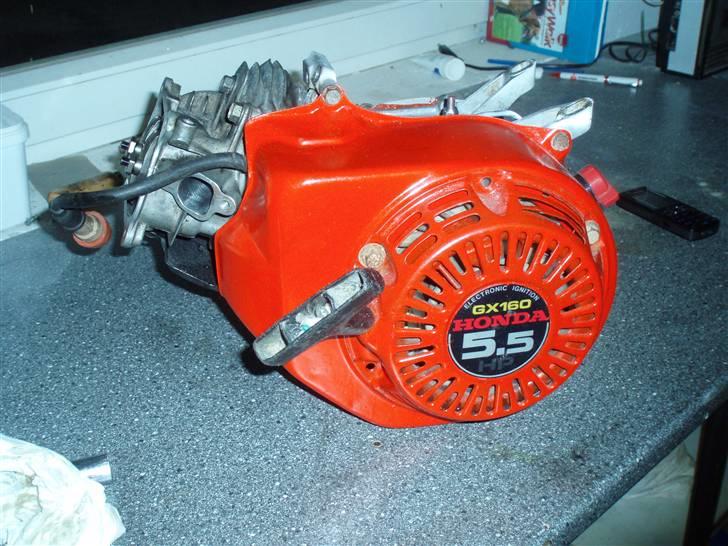 Tuning af honda gx160 - Den lettere strippet motor som er samlet igen efter at den har fået slebet ventiler, da er nogle knolde inden jeg fik den der har kørt uden luftfilter:( billede 1