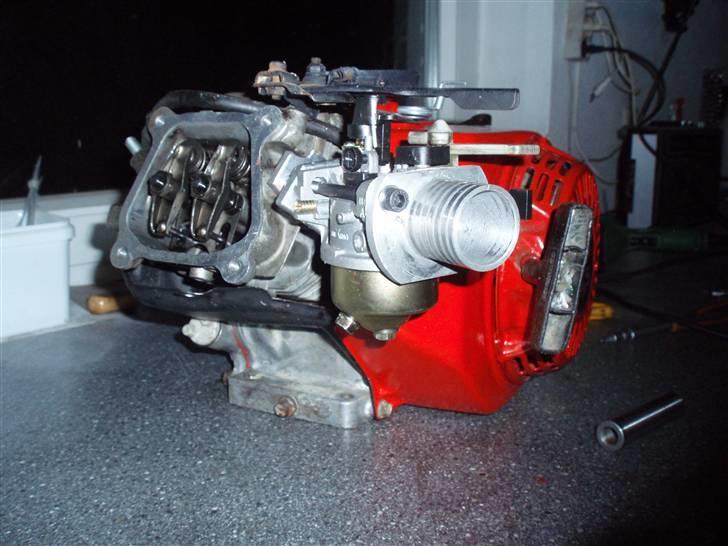 Tuning af honda gx160 - Endelig monteret og ser jo allerede godt ud, det skal dog siges at luftfilterstudsen i første omgang er lavet af et stykke støbt aluminium. billede 6