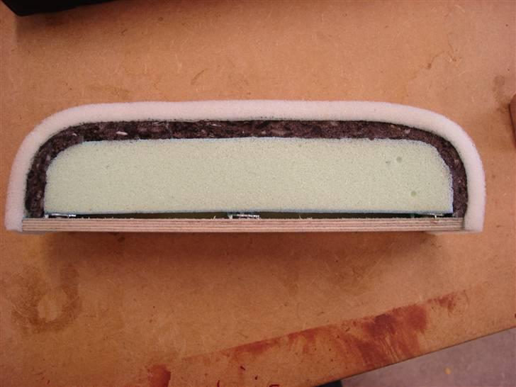 Gammeldags dørside - Håndtaget igen, med de forskellige lag skum billede 16