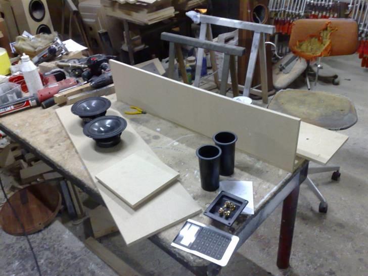 Bandpass Sub med 6" peerless - Lige skåret alle pladerne ud.. og ja det er kun 12mm spandplade. mere er ik nødvændigt til det lille kabinet.. billede 1