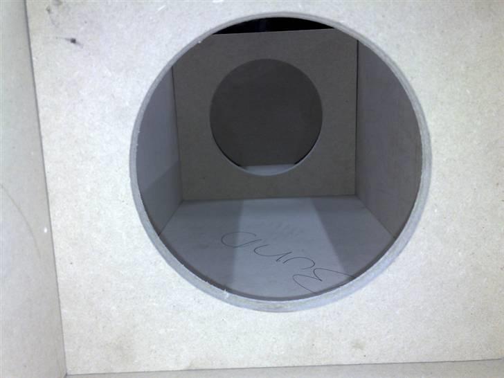 Bandpass Sub med 6" peerless - Lige et kig gennem kabinettet billede 12