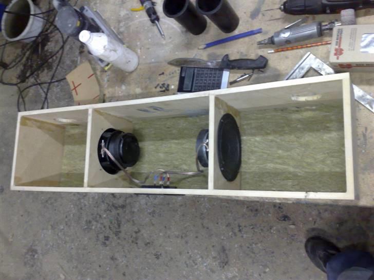 Bandpass Sub med 6" peerless - Så er jeg igang med rockwool.. 

Flere billeder på vej billede 20