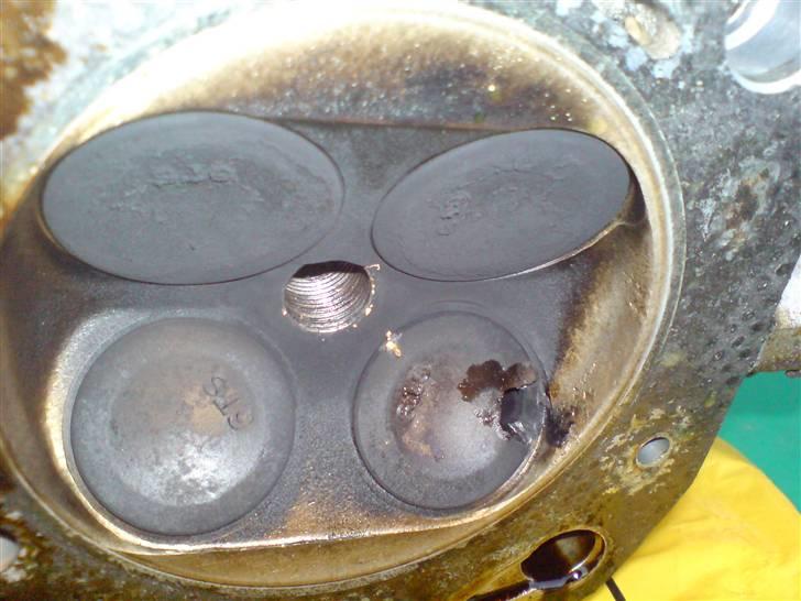 Brændt ventil - Ventilen nederst t.h. 
lille olieklat, stort hul. billede 1