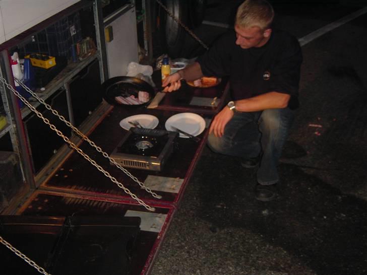 Mine lastbiler - Tjaa... mad skulle man jo have, her laves der bacon, med kartoffelsalat og pølser, he he, en seeen aften udenfor Milano.. billede 7