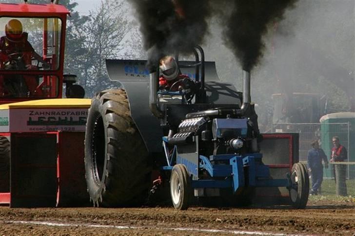 Traktor Trækker... - Fra sidste år hvor den kørte med en 16 liters Tatra diesel med turbo men det virkede ik rigtigt... billede 1