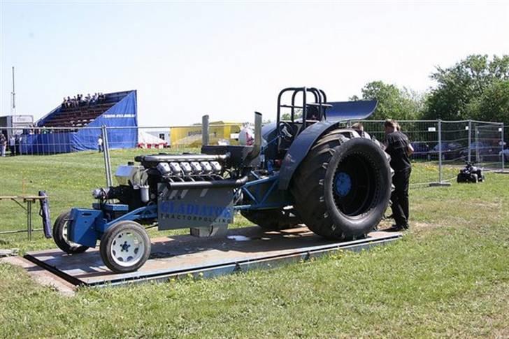 Traktor Trækker... - Fra sidste år hvor den kørte med en 16 liters Tatra diesel med turbo men det virkede ik rigtigt... billede 2