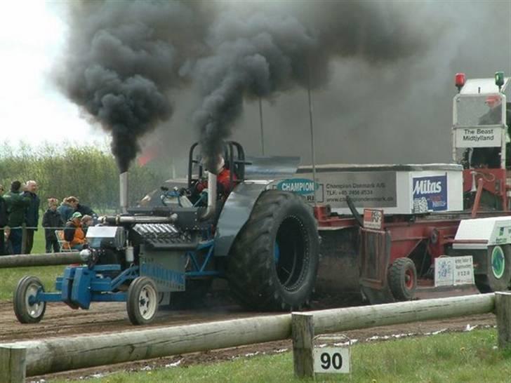 Traktor Trækker... - Fra sidste år hvor den kørte med en 16 liters Tatra diesel med turbo men det virkede ik rigtigt... billede 3