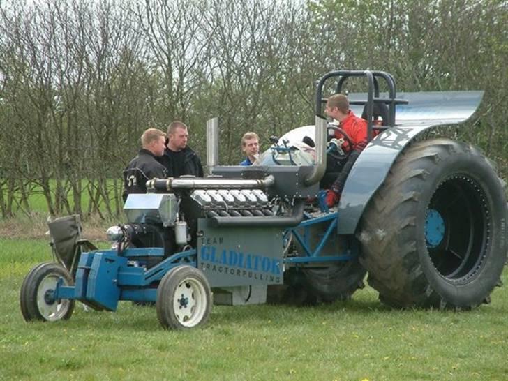 Traktor Trækker... - Fra sidste år hvor den kørte med en 16 liters Tatra diesel med turbo men det virkede ik rigtigt... billede 4