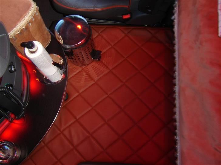 Volvo FH16 660 8x4 - Motorkappe i original volvo læder... derfor mørkere end gardiner osv.. c",) billede 32