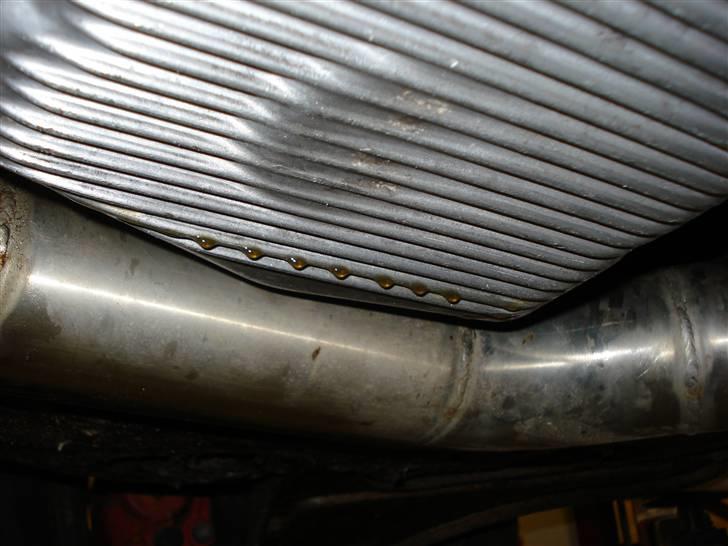 Utæt bundkar.. - Det 1. sted var en revne oppe i oliefilter enden.. billede 1