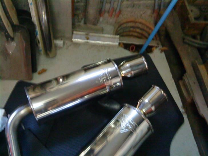 Renovering af 300ZX Twin Turbo "Tykke Bertha" - Satte lidt udstødninger på, er dog kun bagpotterne der er monteret indtil videre, resten pillet af indtil koblingen skal skiftes. billede 16