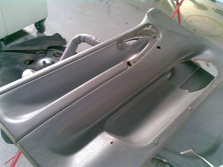 Guide til maling af interiør (Fra skrot til slot) - Her er den kedelige grå dørbeklædning, diverse plaststykker er afmonteret. Så er vi klar til at gå igang ! billede 1