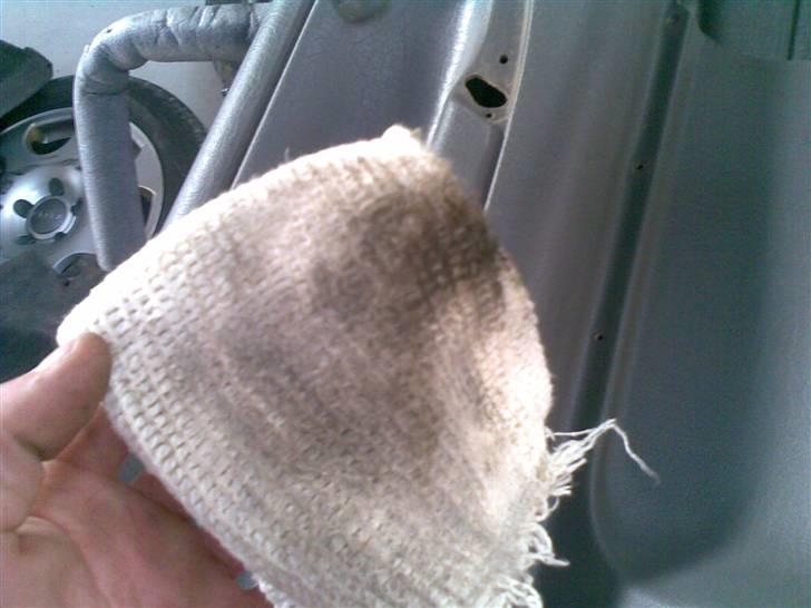 Guide til maling af interiør (Fra skrot til slot) - Nu skal beklædningen afrenses med noget fedtopløsende middel, så alt silicone, skidt og møg forsvinder. Men pas på, da det kan æde plastikstruturen !  
 i mit tilfælde har jeg brugt bremserens, men man kan også bruge fortynder mm. billede 2