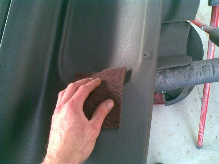 Guide til maling af interiør (Fra skrot til slot) - Nu slibes overfladen forsigtigt med en slibemåtte, så malingen bedre kan binde. Den skal bare ridses over, men vær grundig i kanter og hjørner ! billede 3