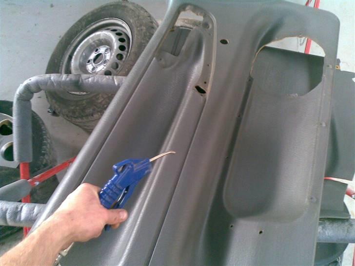 Guide til maling af interiør (Fra skrot til slot) - Så mangler vi bare at rengøre for evt. slibestøv og fedtefingre inden manling. Tør efter med en fugtig klud og blæs efter med trykluft. billede 4