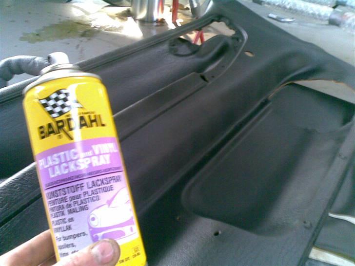 Guide til maling af interiør (Fra skrot til slot) - Så skal der males ! Ryst dåsen godt og grundigt ( det er en halvtyk maling) 
Støv først beklædningen over med spraydåsen, så næste lag maling har noget at binde på.´
lad det tøre ca. 10 min mellem hver dosering.
Malingen som ses på billedet er specielt til vinyl og plast. Bruger man andet så skalder det af. billede 5
