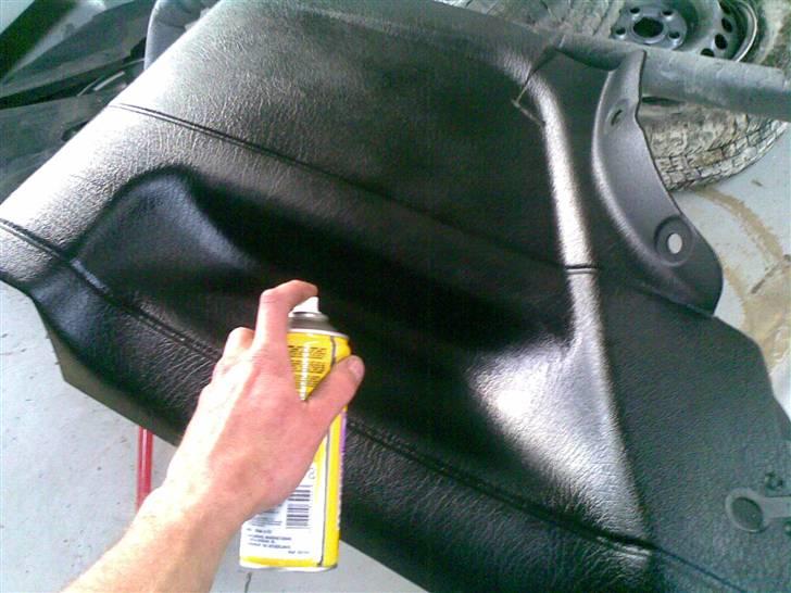 Guide til maling af interiør (Fra skrot til slot) - Nu er vi nået til 2. lag og her sprøjtes så beklædningen dækkes af sort maling, men stadig ikke tykt lag. 10 min. efter gives 3. heldækkende og afsluttende lag maling og her skal den sprøjtes godt og ensartet, da man ellers vil kunne se nuanceforskel. billede 6