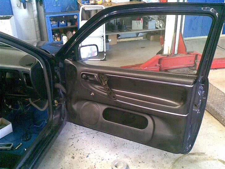 Guide til maling af interiør (Fra skrot til slot) - Her er den færdig dørside ! Jeg har så valgt at gejle lidt og sætte kromlister på ! billede 7