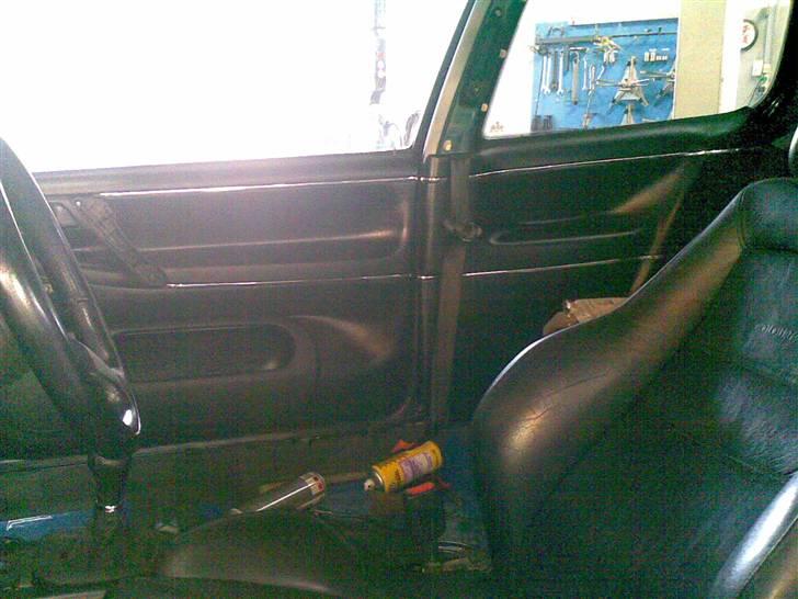 Guide til maling af interiør (Fra skrot til slot) - Her er både dørbeklædning og sidebeklædning med kromlister monteret. bedøm selv ? billede 8