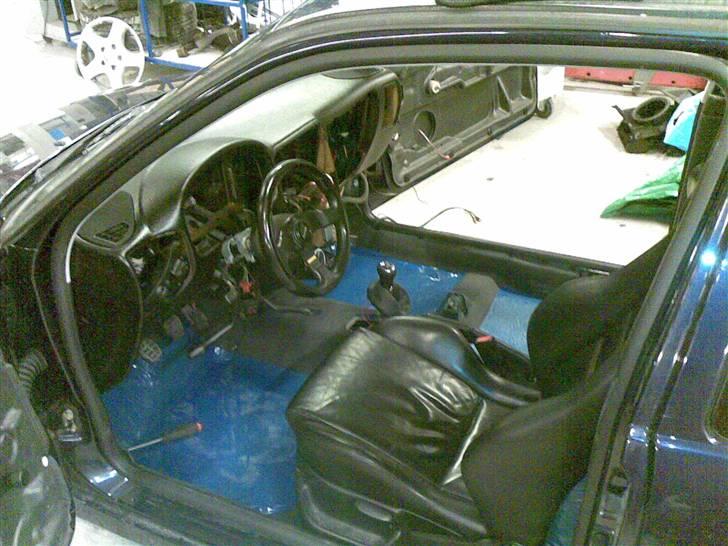 Guide til maling af interiør (Fra skrot til slot) - Ja instrumentbordet har været afmonteret og har fået samme tur som beklædningerne. Før var det altså samme lysegrå farve som sidebeklædningerne. billede 9