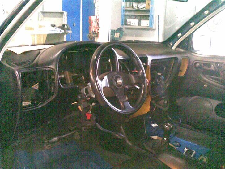 Guide til maling af interiør (Fra skrot til slot) - Ja instrumentbordet har været afmonteret og har fået samme tur som beklædningerne. Før var det altså samme lysegrå farve som sidebeklædningerne. billede 10