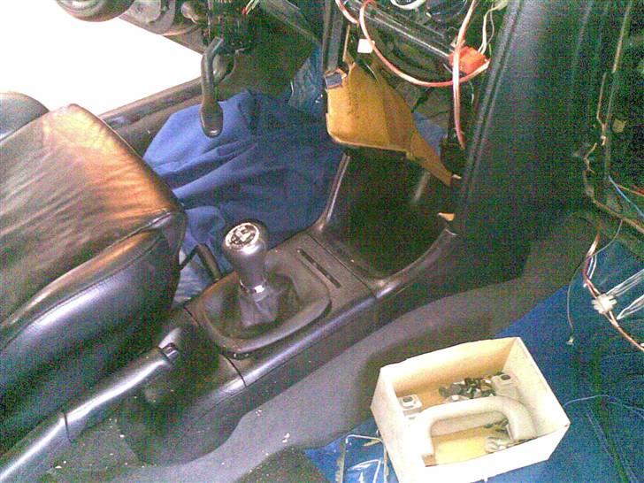 Guide til maling af interiør (Fra skrot til slot) - Midterkonsollen monteret i bilen med Motorsport edition gearknop. billede 11