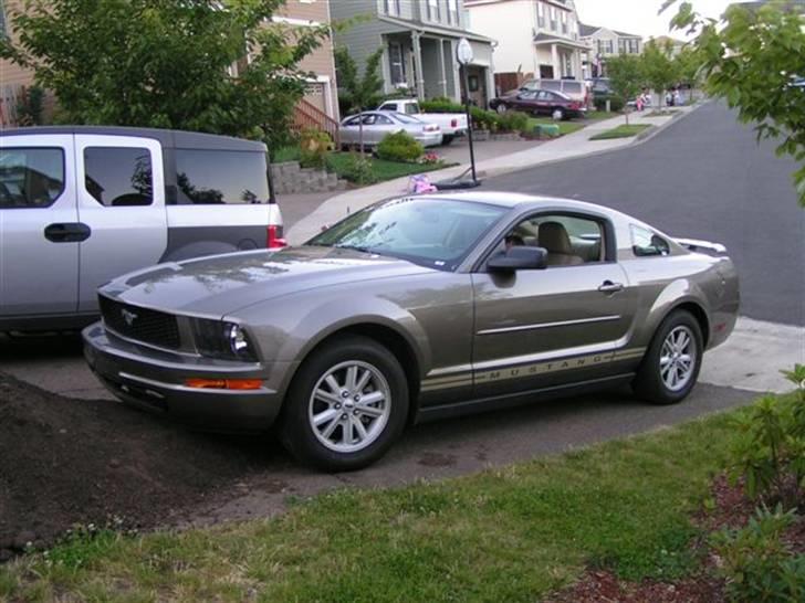 Lidt billeder fra en bilautists USA rejser! - Alting starter jo et sted - Så jeg vil starte med den første udlejningsvogn!
Det var en dejlig Mustang, godt nok kun 6 cylindret, men med 200 hk. kunne den da godt følge med trafikken ;-) billede 1