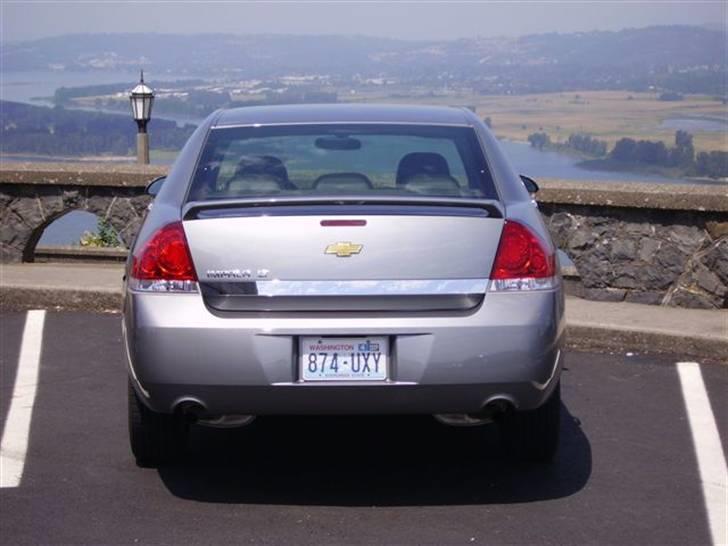 Lidt billeder fra en bilautists USA rejser! - Dette er så min lejebil fra 2006 (nogen havde KRÆVET 4 døre denne gang! ;-), det er en Chevrolet Impala LT, med 6 cylindret motor på 4.0 liter og 246 hk. så den kunne godt rykke sig, meen jeg savnede forrige års mustang alligevel............
P.S. Selvom den var rimeligt kraftig, kunne den alligevel holde en gennemsnitlig økonomi på 11-12 km/l..... Og jeg sparede ikke på pedalen til højre ;-)
Billedet er taget ved udsigtspunktet Rowena Point, på "Old Scenic Highway" - også kaldet: The MOTHER of all Highways! Den løber langs Columbia River, på Oregon siden. billede 20