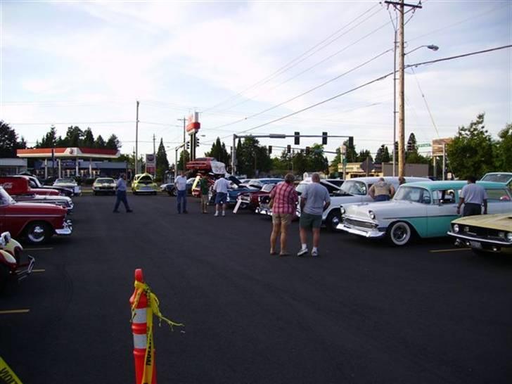 Lidt billeder fra en bilautists USA rejser! - Så er det tirsdag i Gresham, og de lokale biltosser samles til den ugentlige hyggestund - Ligesom vi gør på Roskilde Havn om torsdagen (se www.youngtimer.dk). Bare snyd, de har så godt vejr derovre! ;-) billede 23