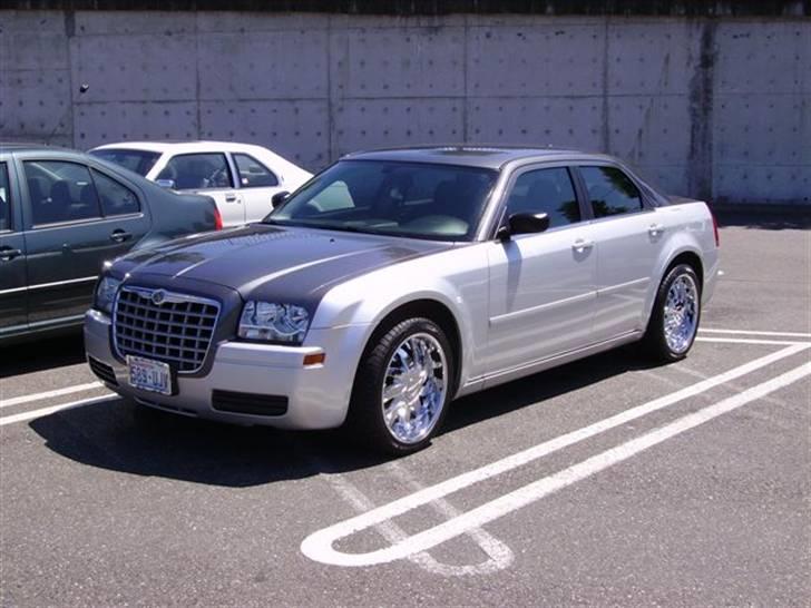 Lidt billeder fra en bilautists USA rejser! - Uhhhhh! Jeg æælsker Chrysler 300! Især når de er  pimpet lidt op.....
Denne så jeg uden for supermarkedet SafeWay i Bremerton, Washington. billede 35