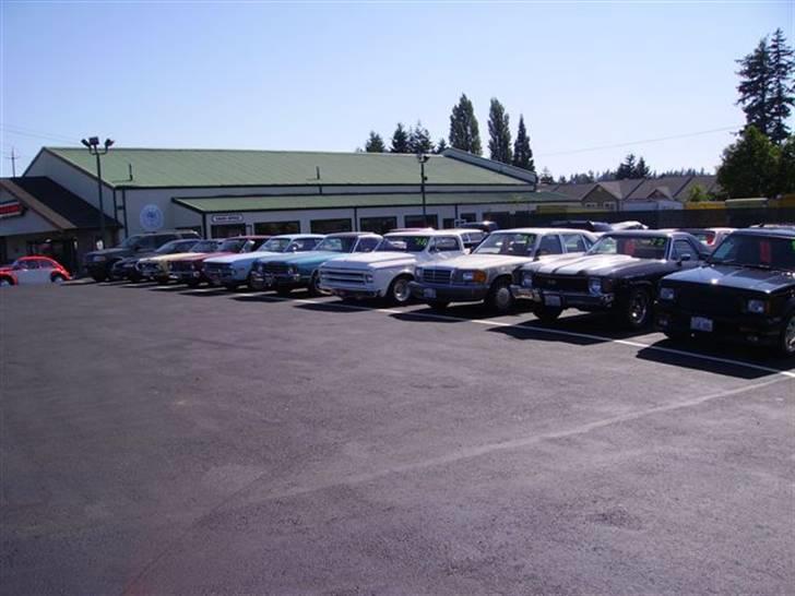 Lidt billeder fra en bilautists USA rejser! - Vi havde lige været en tur på Boeing fabrikken i Everet, Washington. Og på vej sydover ad  den "gamle" Pacific Highway 99 mod Seattle, stødte vi på denne fantastiske forhandler af klassiske biler. Jeg vil tro han havde ca. 80-100 biler på pladsen, og de virkede  IKKE dyre efter dansk standard - tror vi gik og savlede over bilerne i et par timer. billede 37