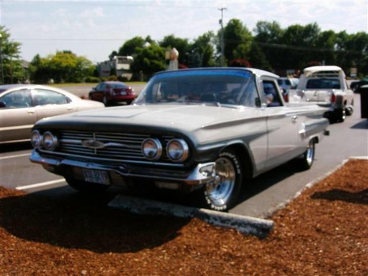 Lidt billeder fra en bilautists USA rejser! - Min søn fandt en rigtig Latino-Camino (og måtte lige have et billede) på p-pladsen foran "Heidis Diner" i Gresham, Oregon - Det var en Swiss agtig Lounge, hvor de virkeligt havde udstyret i orden! Man kunne både købe kukure, og selv tjeneren af phillipinsk oprindelse, rendte rundt Heidis bierstube.outfit med de vildeste pufærmer! ;-) Meen hold kæft, hvor smagte de pandekager med jordbær og flødeskum dog godt! billede 22