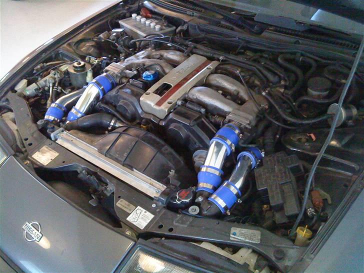 Renovering af 300ZX Twin Turbo "Tykke Bertha" - Et lille billede af kraftværket som det ser ud nu. Har en tårnstiver liggende til den. Ellers regner jeg ikke med der bliver gjort noget udseendemæssigt før en masse andre ting er iorden først. billede 20