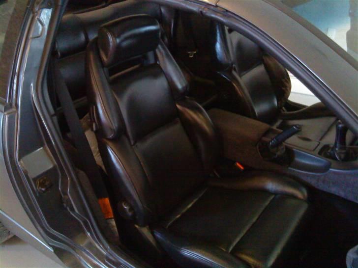 Renovering af 300ZX Twin Turbo "Tykke Bertha" - Kabinen har fået lidt fedt, ser ok ud eftersom den er 18år gammel. Førersædet trænger dog til en ombetrækning. billede 22