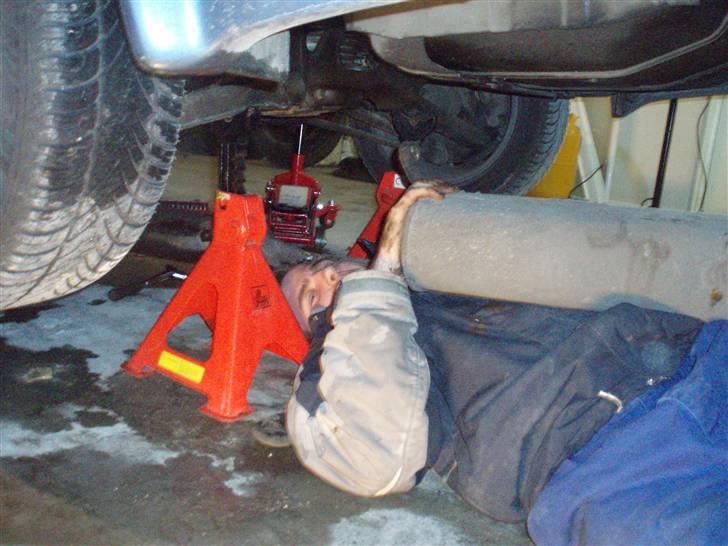 Montering af HKS udstødning på Toyota Supra MKIII ! (Billeder) billede 4