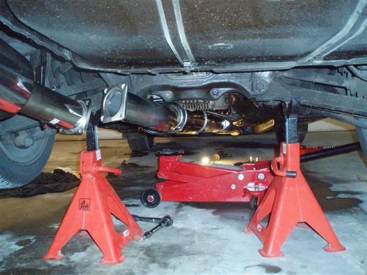 Montering af HKS udstødning på Toyota Supra MKIII ! (Billeder) billede 7