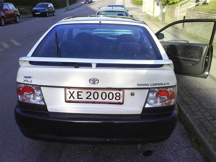 Min corolla <3 R.I.P. - Min hvide bagklap. heh... kendetegnET... :D  Hvis man ser på nr 2 billede ser man en meget.. ehh.. voldsom spoiler, som pænt blev skåret af og erstattet med denne hvide midlertidige.. :D hvilket endte med at være den som corollaen døde med.. :( billede 7