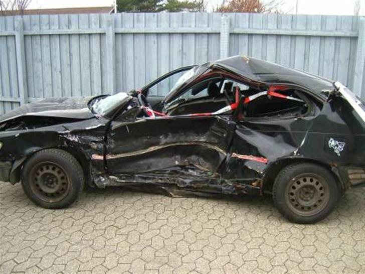 Min corolla <3 R.I.P. - Tja... Efter d. 7. dec. hvor en fyr fra Vollsmose kører overfor rødt ude ved brandstationen og Bauhauss.
Jeg ligger så på sygehuset her.. dette billede er fra avisen.. billede 8