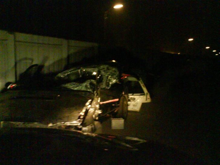 Min corolla <3 R.I.P. - Det er første gang jeg ser bilen selv.. det er den 22. dec. og jeg er lige blevet udskrevet.. Kan love for at der faldt en tåre eller 10.. :'( billede 9