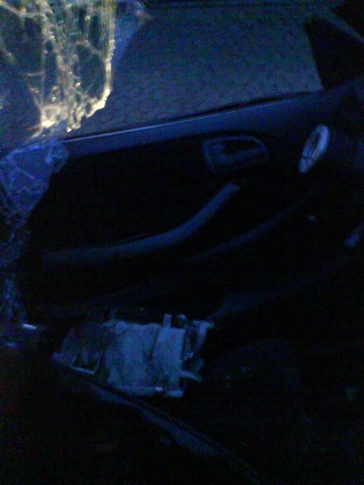 Min corolla <3 R.I.P. - Her kan man se at døren overlapper ratstammen... billede 11