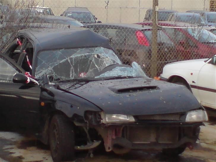 Min corolla <3 R.I.P. - Hele den højre side af bilen, hvor skaderne ikke var så store.. :) billede 15
