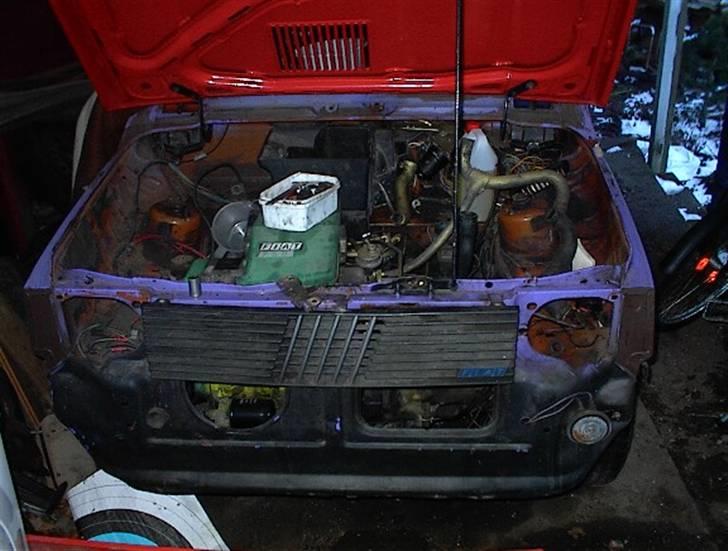 Fiat panda 83 - projektets gang! - Her er sælger igang med at gøre bilen klar til jeg skulle hente den..
8. april 2008 billede 2